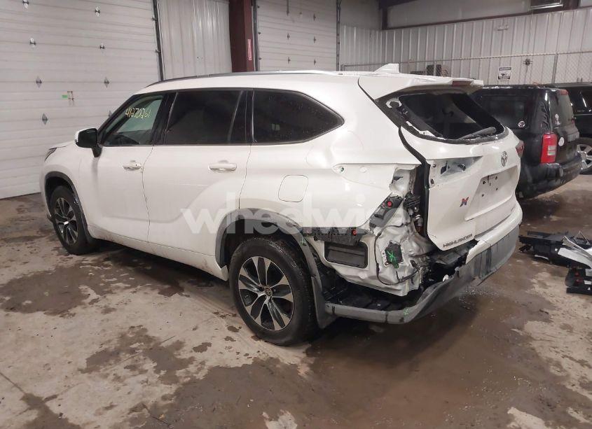 Photo 3 of 2021 Toyota Highlander XLE (VIN 5TDGZRBHXMS111489)