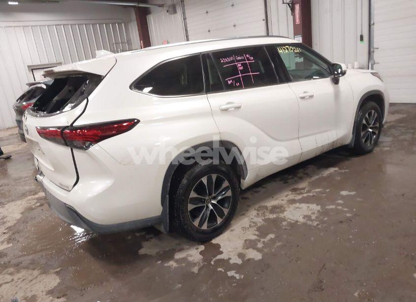 Photo 4 of 2021 Toyota Highlander XLE (VIN 5TDGZRBHXMS111489)