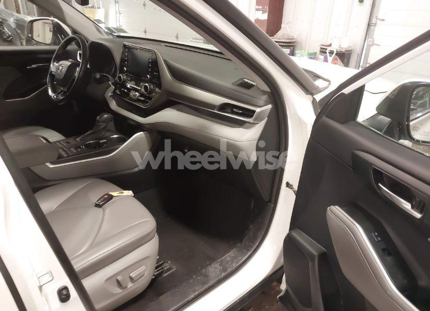 Photo 5 of 2021 Toyota Highlander XLE (VIN 5TDGZRBHXMS111489)