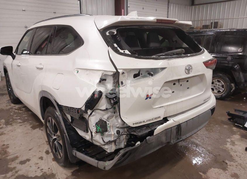 Photo 6 of 2021 Toyota Highlander XLE (VIN 5TDGZRBHXMS111489)