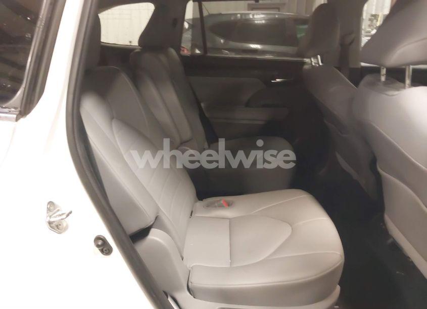 Photo 8 of 2021 Toyota Highlander XLE (VIN 5TDGZRBHXMS111489)