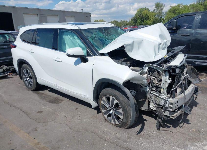 2022 Toyota Highlander XLE (VIN 5TDGZRBHXNS169216) main photo