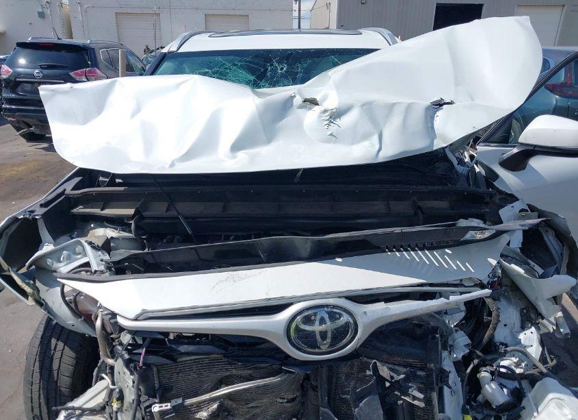 Photo 10 of 2022 Toyota Highlander XLE (VIN 5TDGZRBHXNS169216)