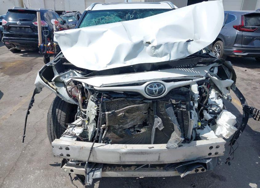 Photo 13 of 2022 Toyota Highlander XLE (VIN 5TDGZRBHXNS169216)