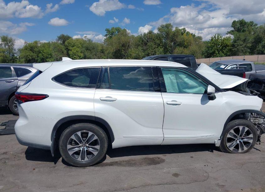 Photo 14 of 2022 Toyota Highlander XLE (VIN 5TDGZRBHXNS169216)