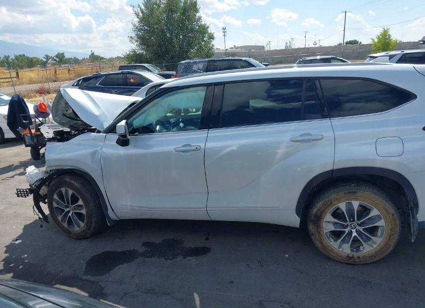 Photo 15 of 2022 Toyota Highlander XLE (VIN 5TDGZRBHXNS169216)