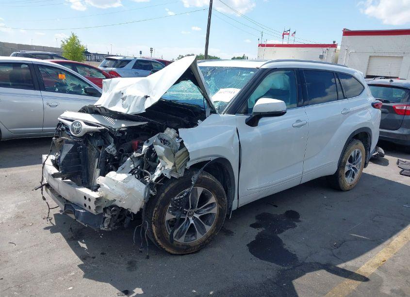 Photo 2 of 2022 Toyota Highlander XLE (VIN 5TDGZRBHXNS169216)