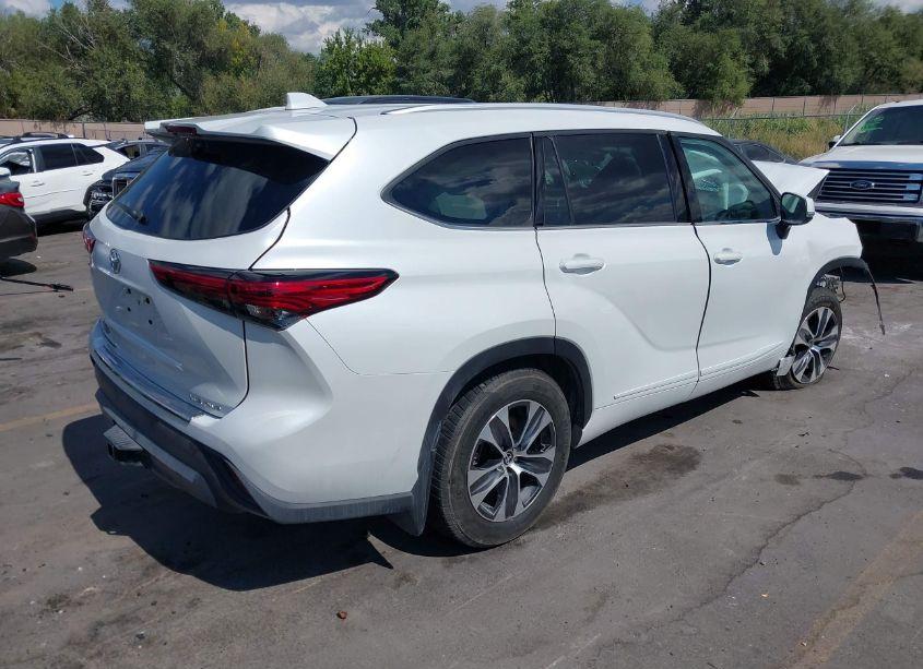Photo 4 of 2022 Toyota Highlander XLE (VIN 5TDGZRBHXNS169216)
