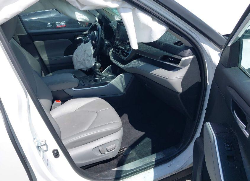 Photo 5 of 2022 Toyota Highlander XLE (VIN 5TDGZRBHXNS169216)
