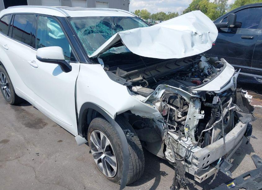 Photo 6 of 2022 Toyota Highlander XLE (VIN 5TDGZRBHXNS169216)