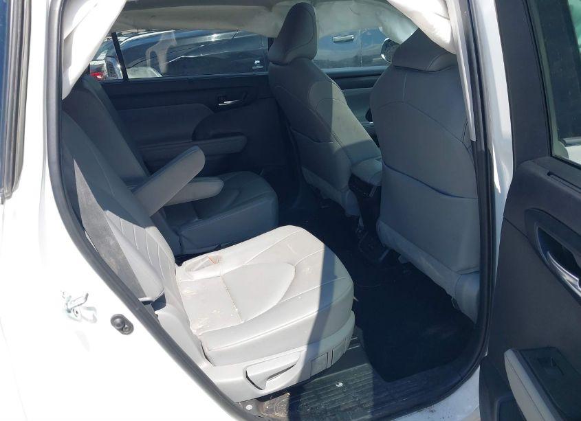 Photo 8 of 2022 Toyota Highlander XLE (VIN 5TDGZRBHXNS169216)