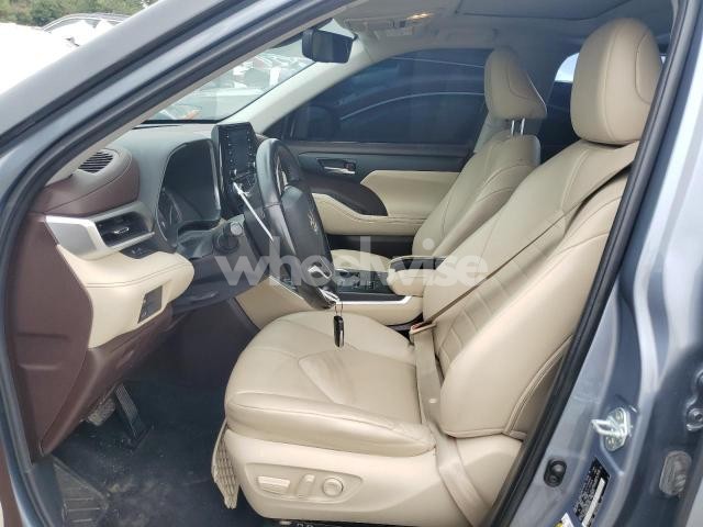 Photo 2 of 2022 TOYOTA HIGHLANDER XLE (VIN 5TDGZRBHXNS177476)