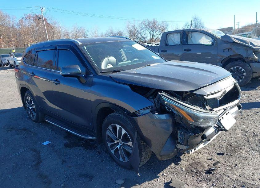 2022 Toyota Highlander XLE (VIN 5TDGZRBHXNS235778) main photo