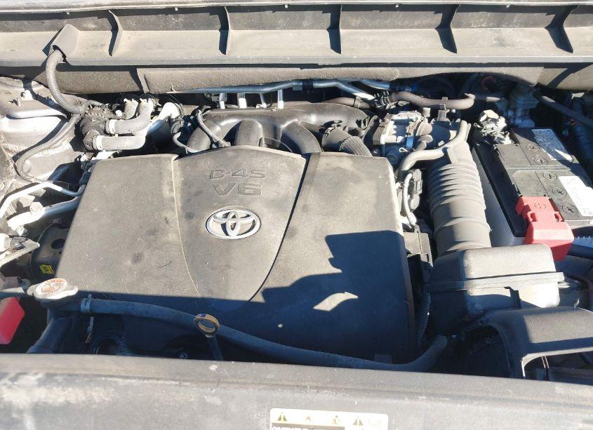 Photo 10 of 2022 Toyota Highlander XLE (VIN 5TDGZRBHXNS235778)