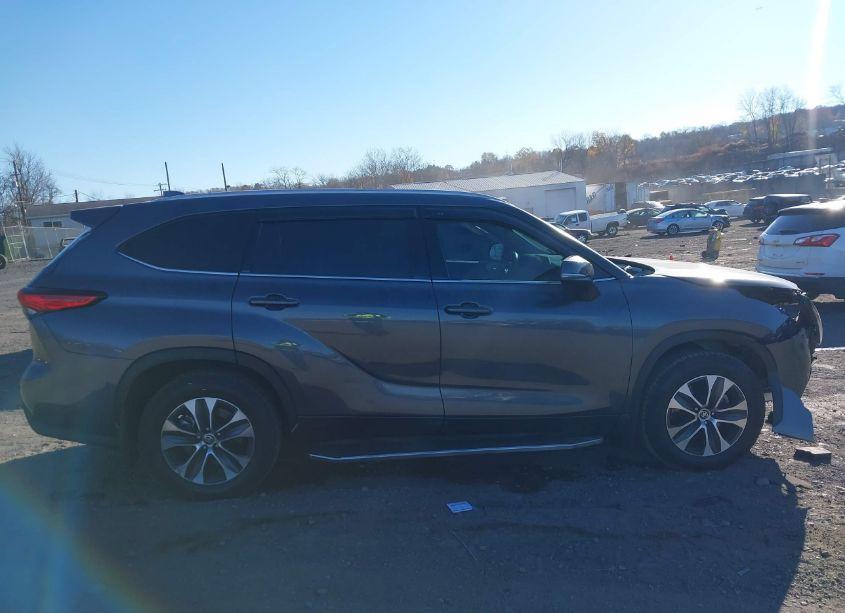 Photo 13 of 2022 Toyota Highlander XLE (VIN 5TDGZRBHXNS235778)