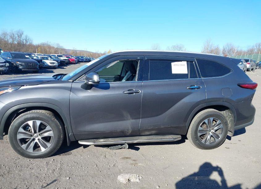 Photo 14 of 2022 Toyota Highlander XLE (VIN 5TDGZRBHXNS235778)
