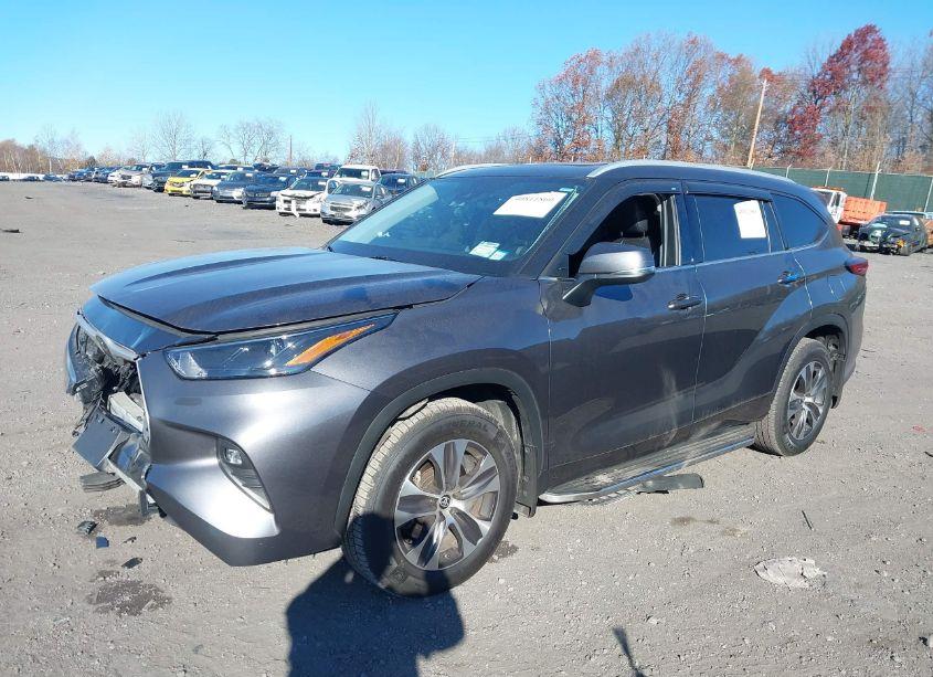 Photo 2 of 2022 Toyota Highlander XLE (VIN 5TDGZRBHXNS235778)
