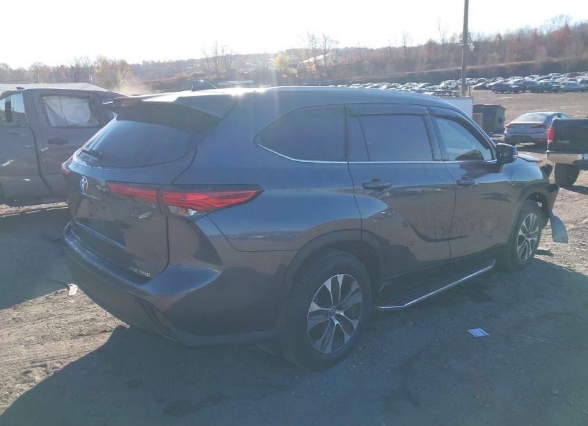 Photo 4 of 2022 Toyota Highlander XLE (VIN 5TDGZRBHXNS235778)