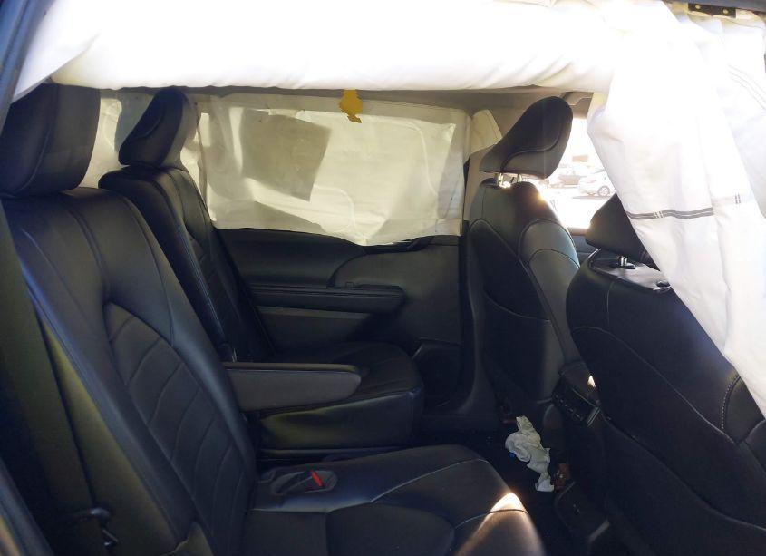 Photo 8 of 2022 Toyota Highlander XLE (VIN 5TDGZRBHXNS235778)