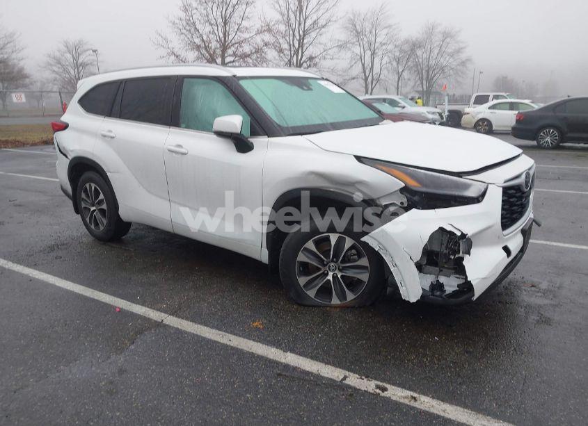 2022 Toyota Highlander XLE (VIN 5TDGZRBHXNS568949) main photo