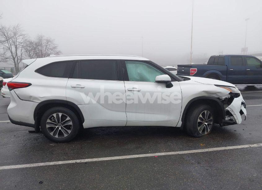 Photo 13 of 2022 Toyota Highlander XLE (VIN 5TDGZRBHXNS568949)