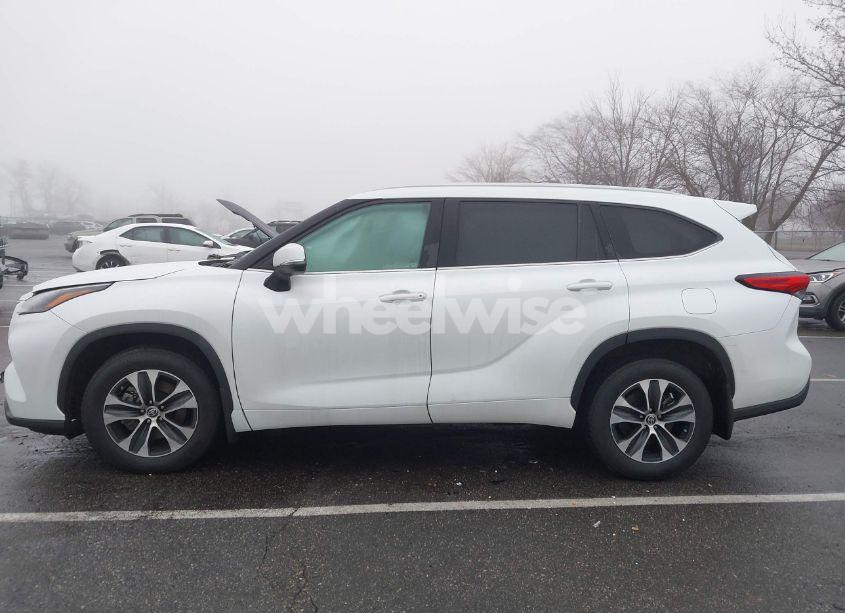 Photo 14 of 2022 Toyota Highlander XLE (VIN 5TDGZRBHXNS568949)
