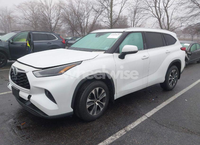 Photo 2 of 2022 Toyota Highlander XLE (VIN 5TDGZRBHXNS568949)