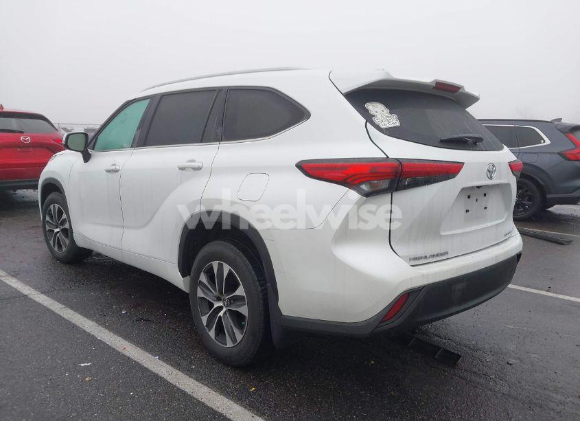 Photo 3 of 2022 Toyota Highlander XLE (VIN 5TDGZRBHXNS568949)