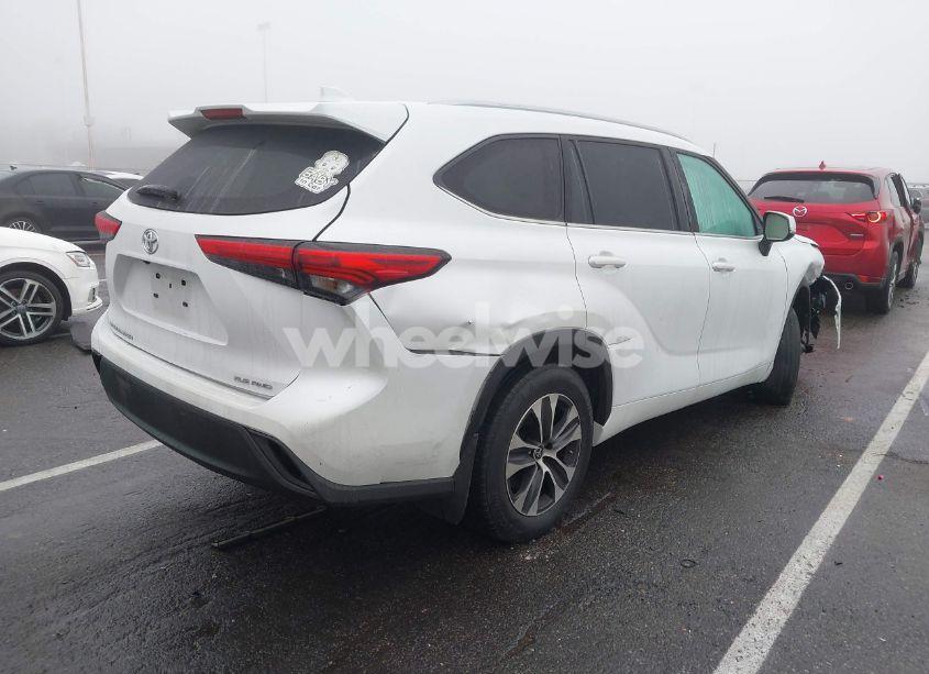 Photo 4 of 2022 Toyota Highlander XLE (VIN 5TDGZRBHXNS568949)