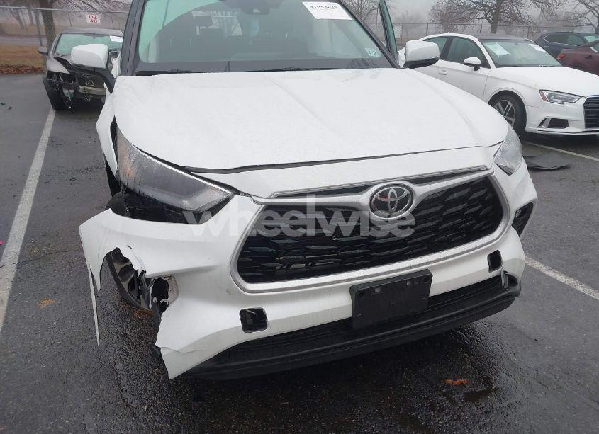 Photo 6 of 2022 Toyota Highlander XLE (VIN 5TDGZRBHXNS568949)