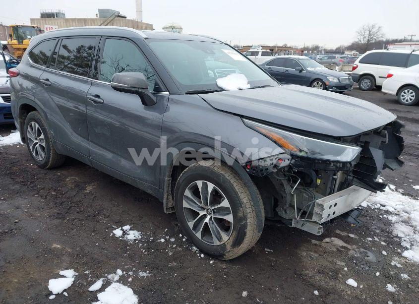2022 Toyota Highlander XLE (VIN 5TDGZRBHXNS570927) main photo