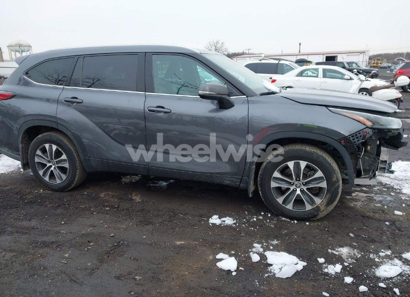Photo 13 of 2022 Toyota Highlander XLE (VIN 5TDGZRBHXNS570927)