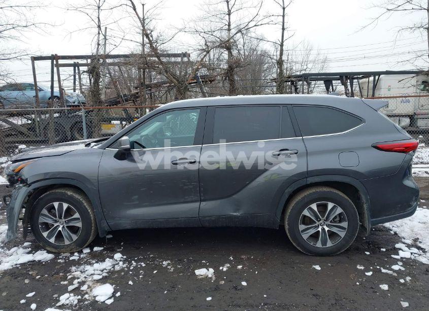 Photo 14 of 2022 Toyota Highlander XLE (VIN 5TDGZRBHXNS570927)