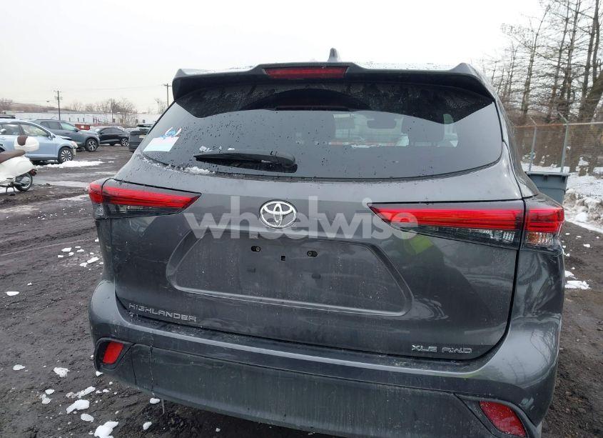 Photo 16 of 2022 Toyota Highlander XLE (VIN 5TDGZRBHXNS570927)