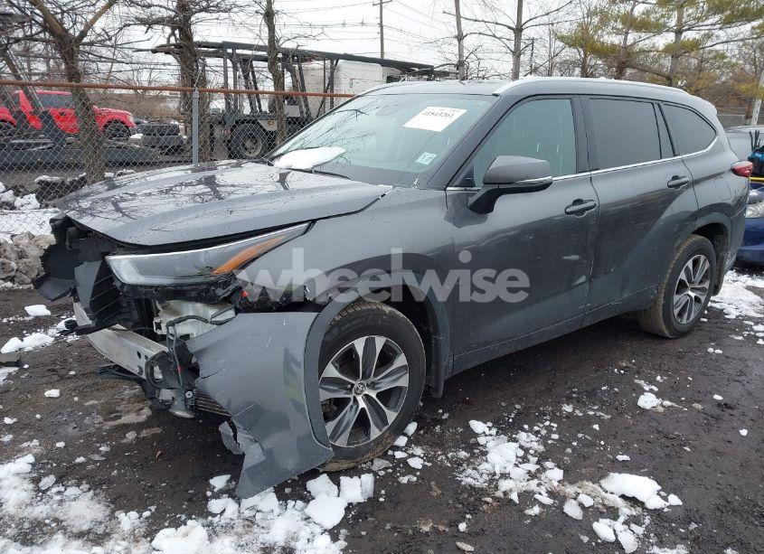 Photo 2 of 2022 Toyota Highlander XLE (VIN 5TDGZRBHXNS570927)