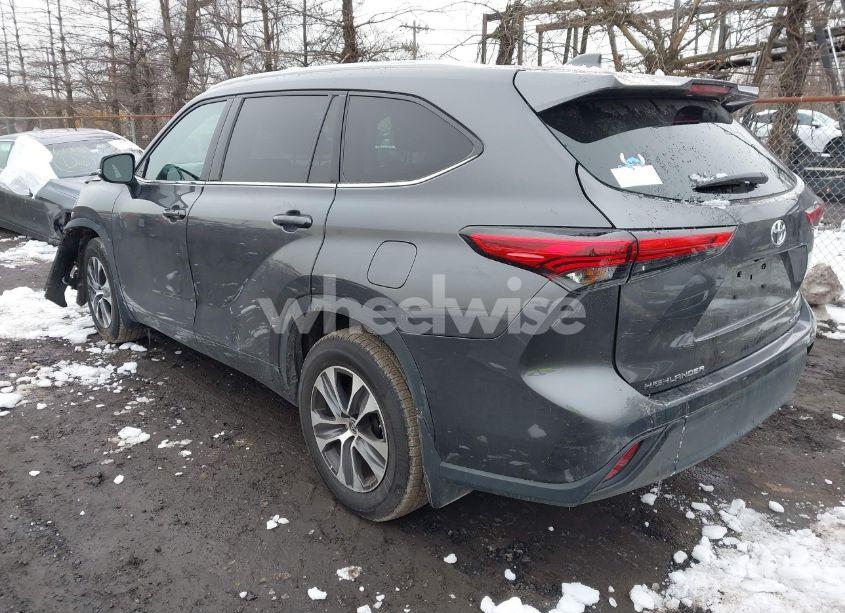 Photo 3 of 2022 Toyota Highlander XLE (VIN 5TDGZRBHXNS570927)