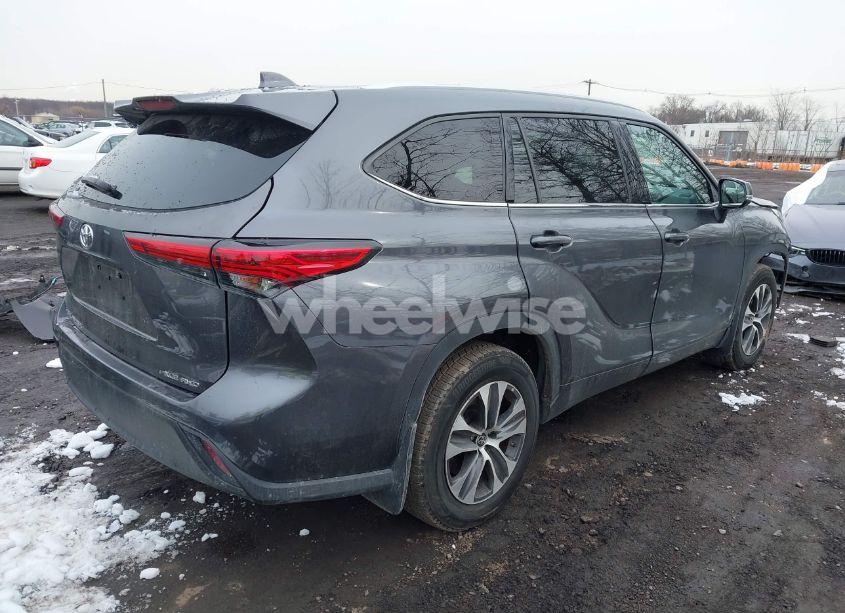 Photo 4 of 2022 Toyota Highlander XLE (VIN 5TDGZRBHXNS570927)