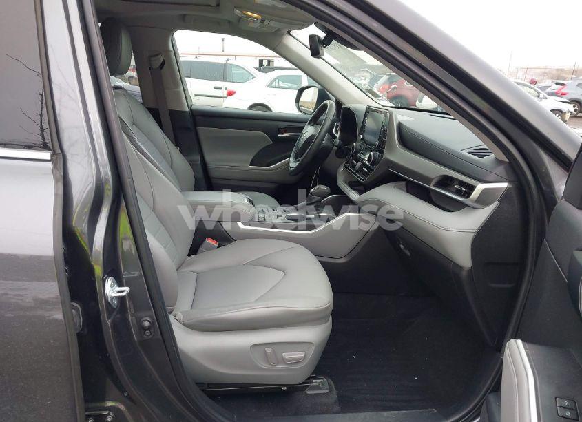 Photo 5 of 2022 Toyota Highlander XLE (VIN 5TDGZRBHXNS570927)