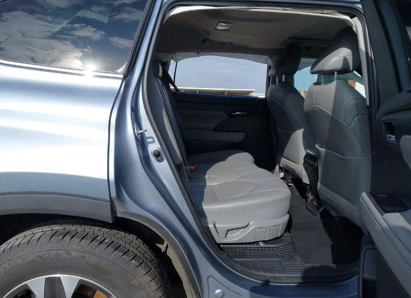 Photo 8 of 2021 Toyota Highlander HYBRID XLE (VIN 5TDHARAH1MS007454)