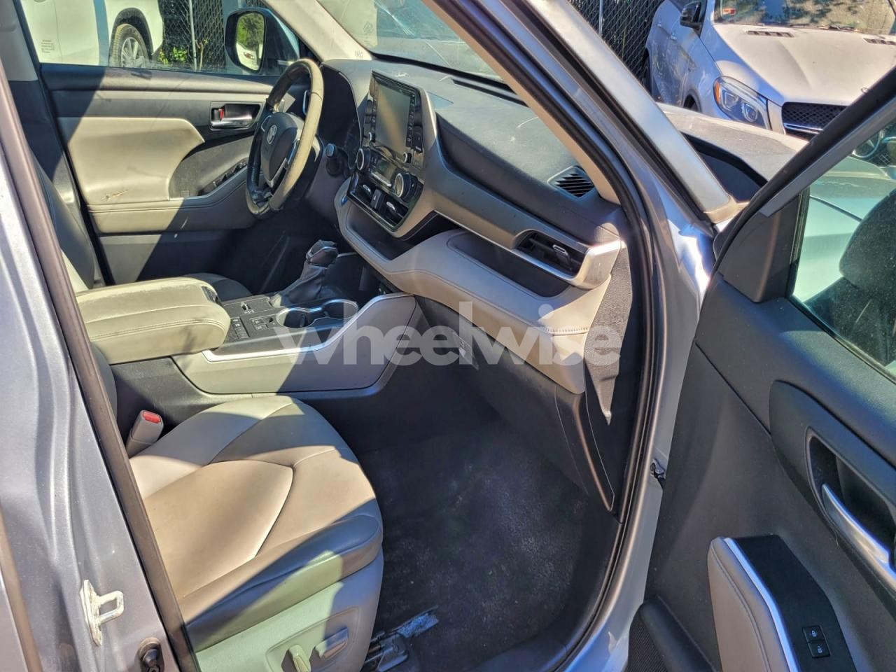 Photo 5 of 2021 TOYOTA HIGHLANDER HYBRID XLE (VIN 5TDHARAH1MS009611)