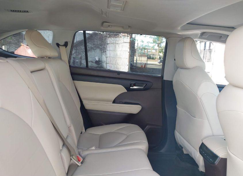 Photo 8 of 2020 Toyota Highlander HYBRID XLE (VIN 5TDHARAH4LS502505)