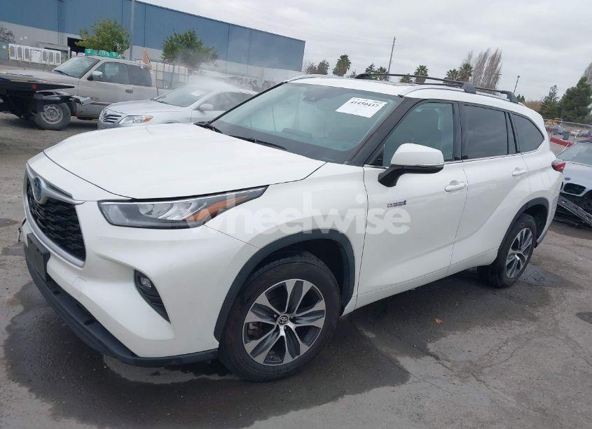 Photo 2 of 2020 Toyota Highlander HYBRID XLE (VIN 5TDHARAH6LS500125)