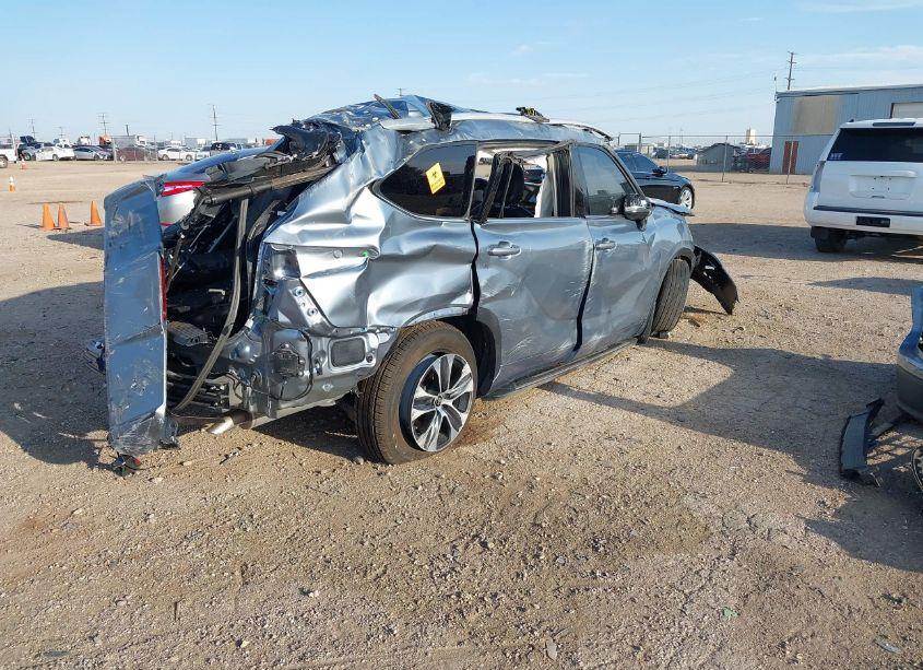 Photo 4 of 2022 Toyota Highlander HYBRID XLE (VIN 5TDHARAH6NS013431)