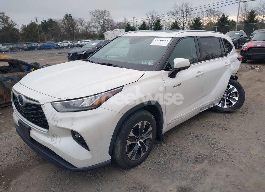 Photo 2 of 2020 Toyota Highlander HYBRID XLE (VIN 5TDHBRCH0LS509543)