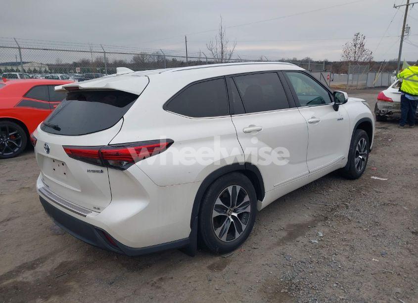 Photo 4 of 2020 Toyota Highlander HYBRID XLE (VIN 5TDHBRCH0LS509543)