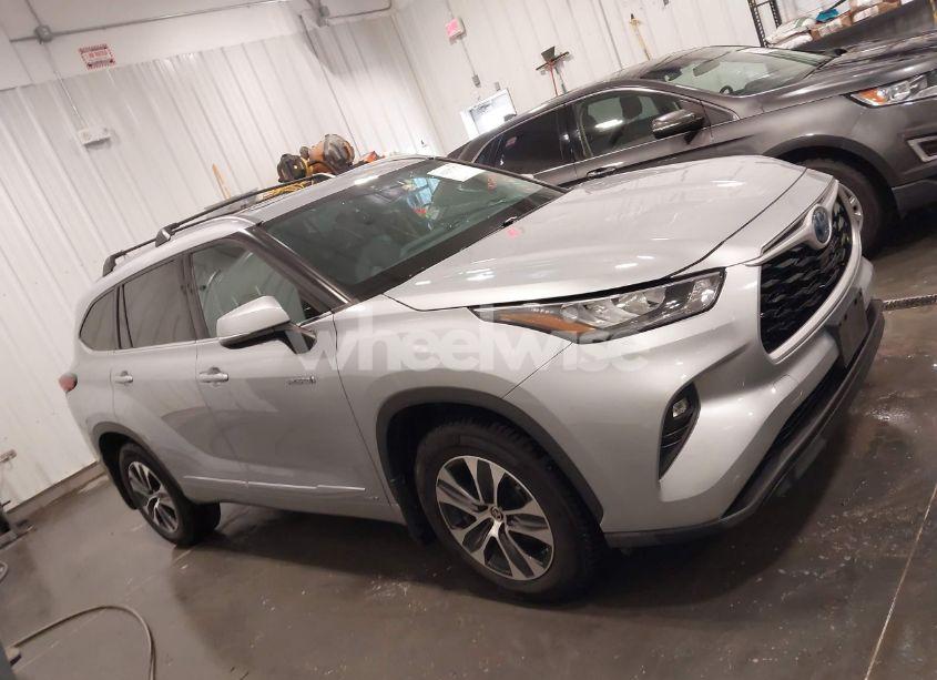 Photo 13 of 2020 Toyota Highlander HYBRID XLE (VIN 5TDHBRCH0LS514290)