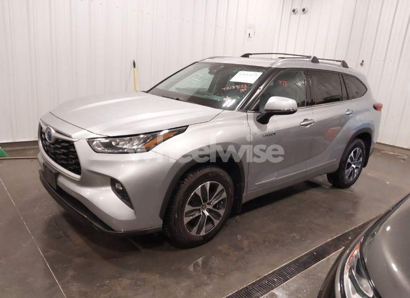 Photo 2 of 2020 Toyota Highlander HYBRID XLE (VIN 5TDHBRCH0LS514290)