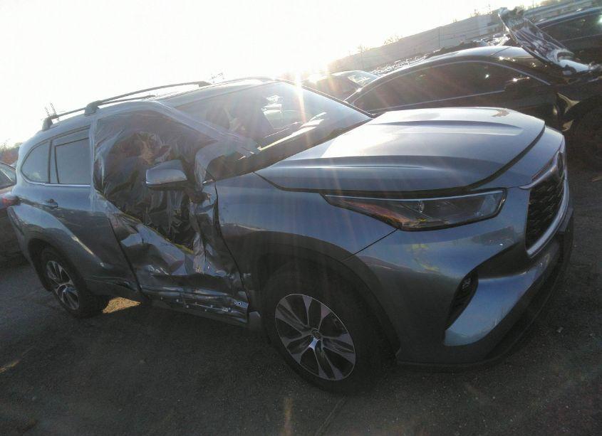 2022 Toyota Highlander HYBRID XLE (VIN 5TDHBRCH1NS086071) main photo