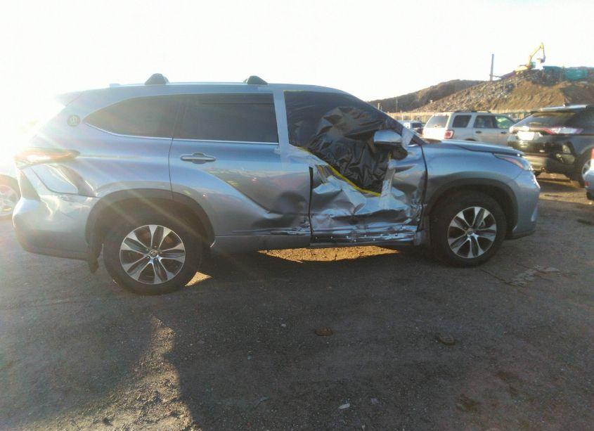 Photo 13 of 2022 Toyota Highlander HYBRID XLE (VIN 5TDHBRCH1NS086071)