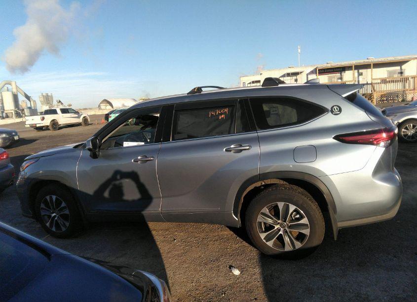 Photo 14 of 2022 Toyota Highlander HYBRID XLE (VIN 5TDHBRCH1NS086071)